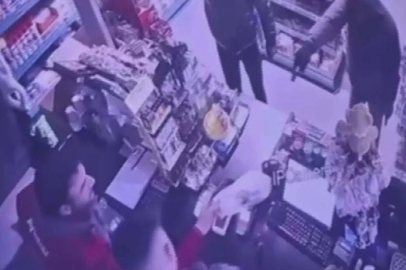 Akaryakıt istasyonunda silahlı soygun: Korku dolu anlar kamerada!