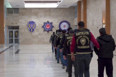 Antalya'da kendilerini polis ve savcı olarak tanıtıp 16 milyon liralık vurgun yaptılar