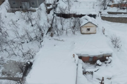 Muş’ta yoğun kar tek katlı evleri görünmez hale getirdi