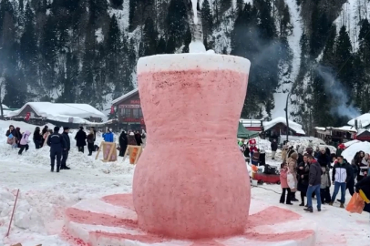 Rizeliler kardan devasa çay bardağı yaptılar