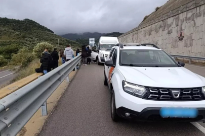 Ayvacık'ta 27 kaçak göçmen ile 2 göçmen kaçakçısı yakalandı