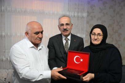 Bakan Uraloğlu'ndan şehit ailesine ziyaret