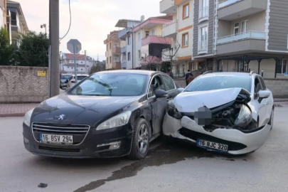 Bursa'da otomobiller çarpıştı! Yaralılar var...