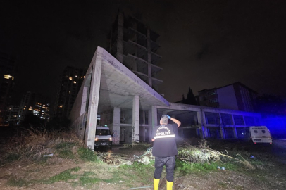 Dengesini kaybedip ikinci kattan düştü! Su birikintisinde boğuldu...