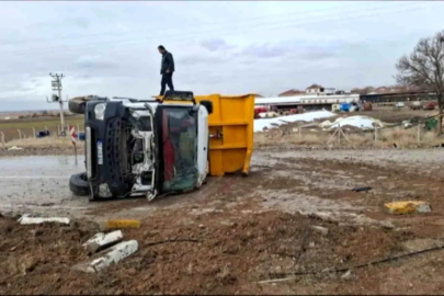 Ereğli'de kontrolden çıkan kamyon devrildi: 2 yaralı