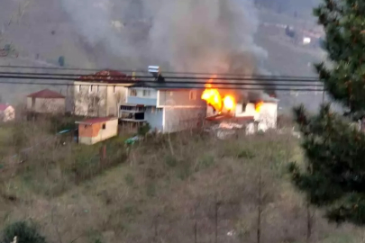 Giresun'da iki katlı ev alev alev yandı