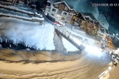 Hindistan'da tatil beldesindeki yerleşim yerlerinin yakınından geçen çığ paniğe sebep oldu