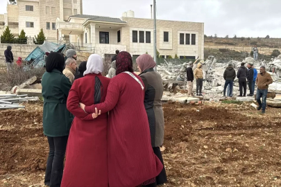 İsrail ordusu, El Halil ve Beytüllahim'de 2 evi ve ticari yapıları yıkarak aileleri yerinden etti