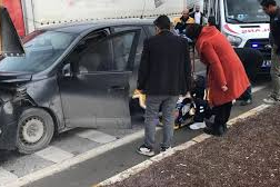 Otomobil, kırmızı ışıkta bekleyen tıra çarptı: 1 yaralı