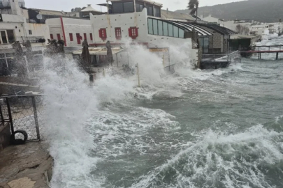 Bodrum’da fırtına: Tekneler karaya vurunca feribot seferleri yapılamadı