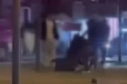 Bursa'da iki genç, sokak ortasında kavga etti