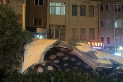 Fırtına nedeniyle Beylikdüzü'nde 15 katlı binanın dış cephesi uçtu; Ataşehir'de ağaç devrildi