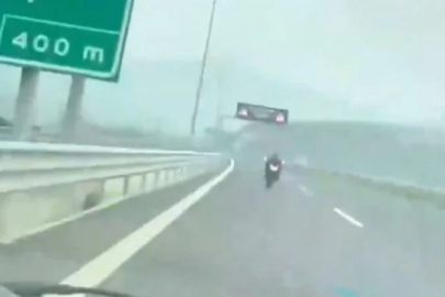 İzmir'de otoyolda motosikletiyle 300 kilometre hızla ilerleyen sürücü yakalandı