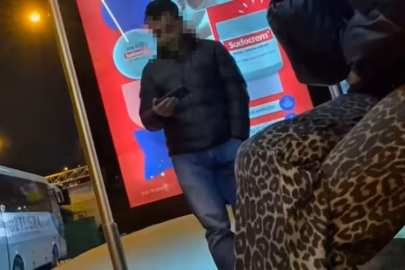 Otobüs durağında skandal görüntü: Karşısındaki kadınlara bakarak...