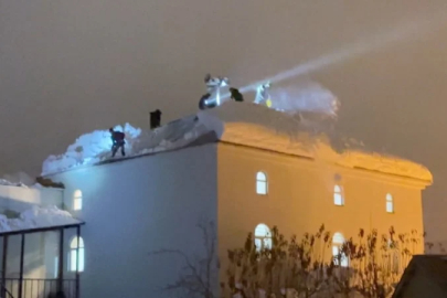 Yüksekova’da kar kütlesinin ağırlığına dayanamayan cami çatısı çöktü