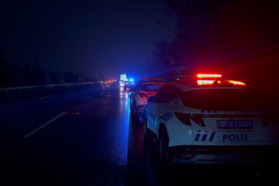 Şarampole uçan otomobil alev aldı: Canlarını son anda kurtardılar