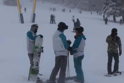 Uludağ pistleri sis ve soğuğa rağmen doldu taştı