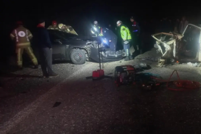 Bursa'da 2 otomobilin, kafa kafaya çarpıştı: 3 yaralı