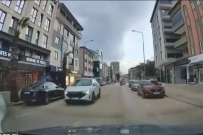 Bursa'da park halindeki araçların arasından çıktı yayaya çarptı!