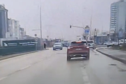 Bursa'da ters yöne giren otomobil trafikte panik yarattı!