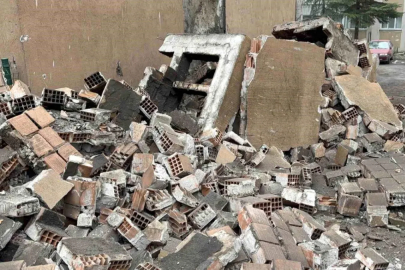 Edirne'de facianın eşiğinden dönüldü: Apartman bacası çöktü