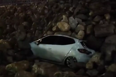 Hatay'da İstinat Duvarı Çöktü: Park Halindeki Araçlar Zarar Gördü