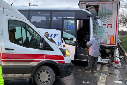 İstanbul'da park halindeki tıra çarpan midibüste 13 kişi yaralandı