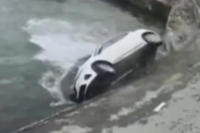 İstanbul Sarıyer'de otomobil denize düştü