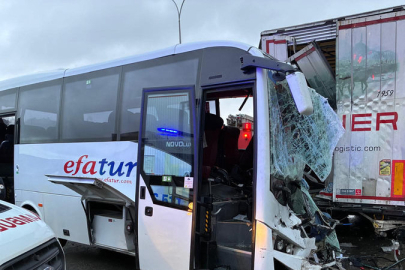 Midibüs TIR'a çarptı: 13 yaralı