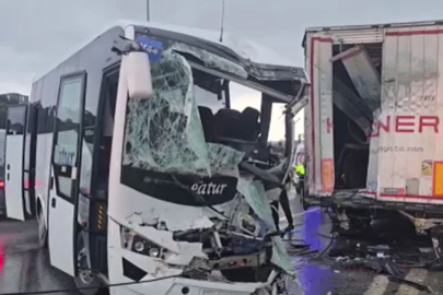 Tuzla'da feci kaza! Servis minibüsü park halindeki tıra çarptı: Çok sayıda yaralı var