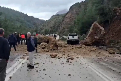 Dev kayalar yola düştü, ulaşım durma noktasına geldi