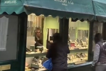İngiltere'de akılalmaz kuyumcu soygunu: Güpegündüz dükkanı talan edip kaçtılar