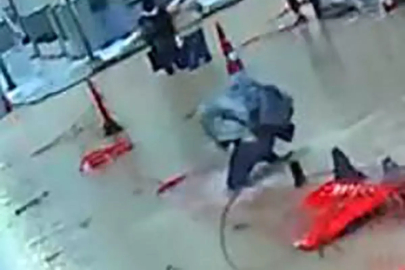 İzmir'de sağanak ve fırtına: Caddeler göle döndü, zor anlar kameraya yansıdı