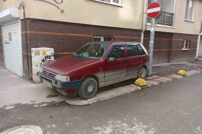 Kaldırıma park eden sürücü hem yayaları hem de engellileri hiçe saydı