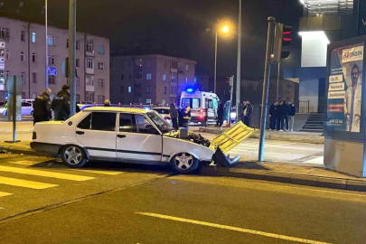 Melikgazi'de iki otomobil kavşakta çarpıştı