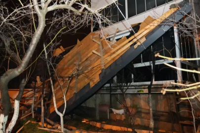 Tekirdağ'da fırtına; çatılar uçtu, ağaçlar devrildi