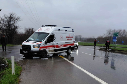 Ambulans ile servis minibüsü çarpıştı! Çok sayıda yaralı var...