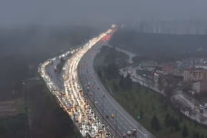 Ara tatil sona erdi: İstanbul'da trafik kilitlendi!