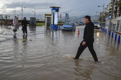 İzmir'de etkili olan sağanak yağışın ardından sokak ve caddeler göle döndü