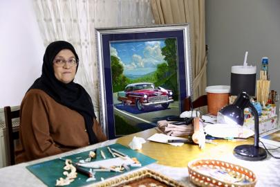 Mahallesindeki kursta öğrendiği rölyef tekniğiyle 12 yıldır üç boyutlu tablolar yapıyor