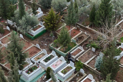 Mezarlıkta felaket! Kabirler çöktü, vatandaş isyanda