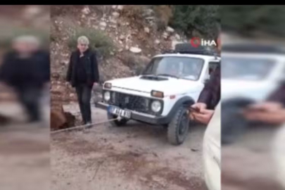 Yola düşen kayaları iple araca bağlayıp çektiler