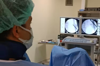 Ameliyata alınan hastadan 295 adet böbrek taşı çıkarıldı