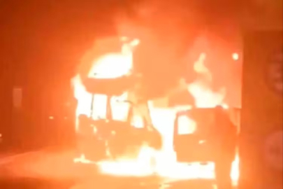 Çarpışan 2 araç alev topuna döndü! Yaralılar var...