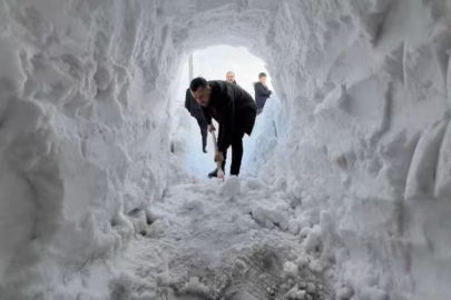 2 metre kar yağdı: Dükkanın önünü açmak için tünel açtı