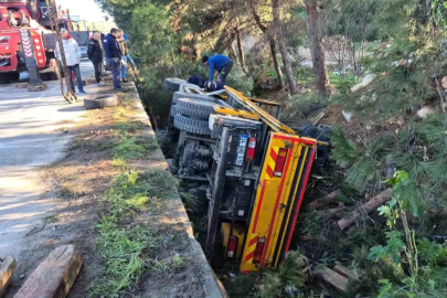 Otomobile çarpıp şarampole devrildi: 1 yaralı