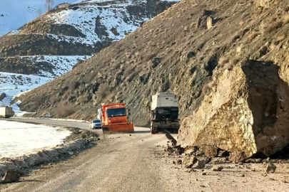Yüksekova-Van karayolunda faciadan dönüldü: Dev kayalar yola düştü
