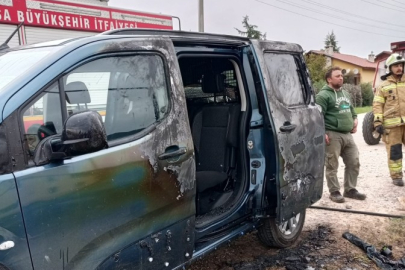 Bursa'da baraka alevlere teslim oldu! Park halindeki araç yanmaktan son anda kurtuldu...