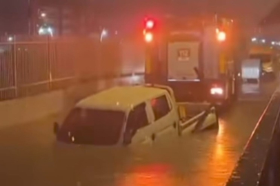 Feci olay! Suyla dolan alt geçitte sürücü can verdi...