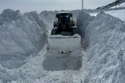 Hakkari'de kardan kapanan iki üs bölgesinin yolu ulaşıma açıldı